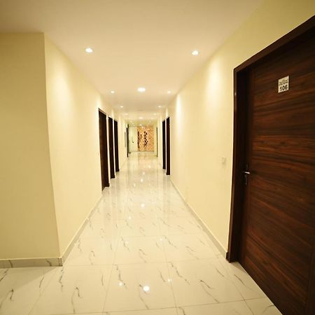 Ovel Hotel Ludhiana Exteriör bild