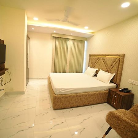 Ovel Hotel Ludhiana Exteriör bild