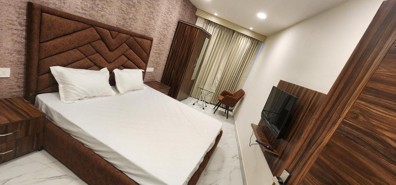Ovel Hotel Ludhiana Exteriör bild