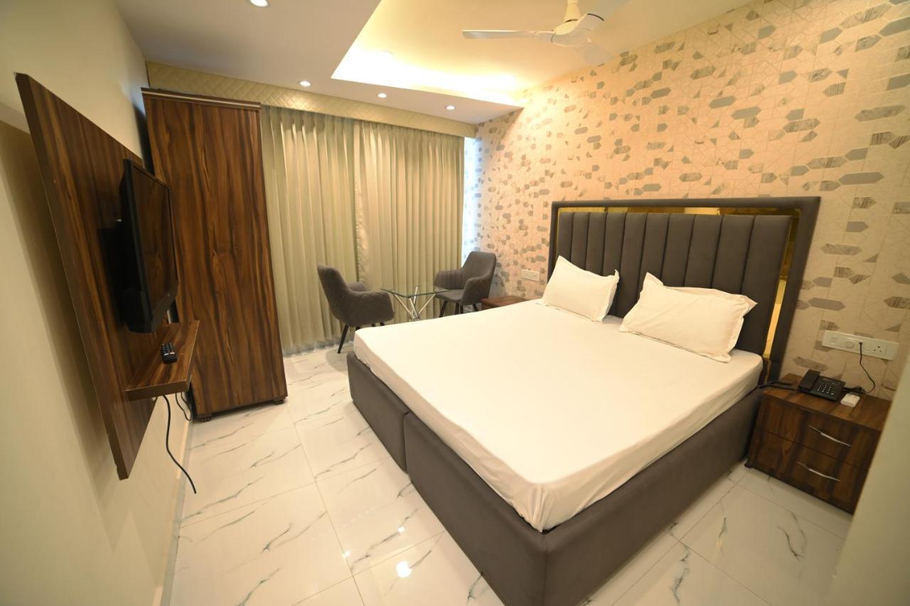 Ovel Hotel Ludhiana Exteriör bild