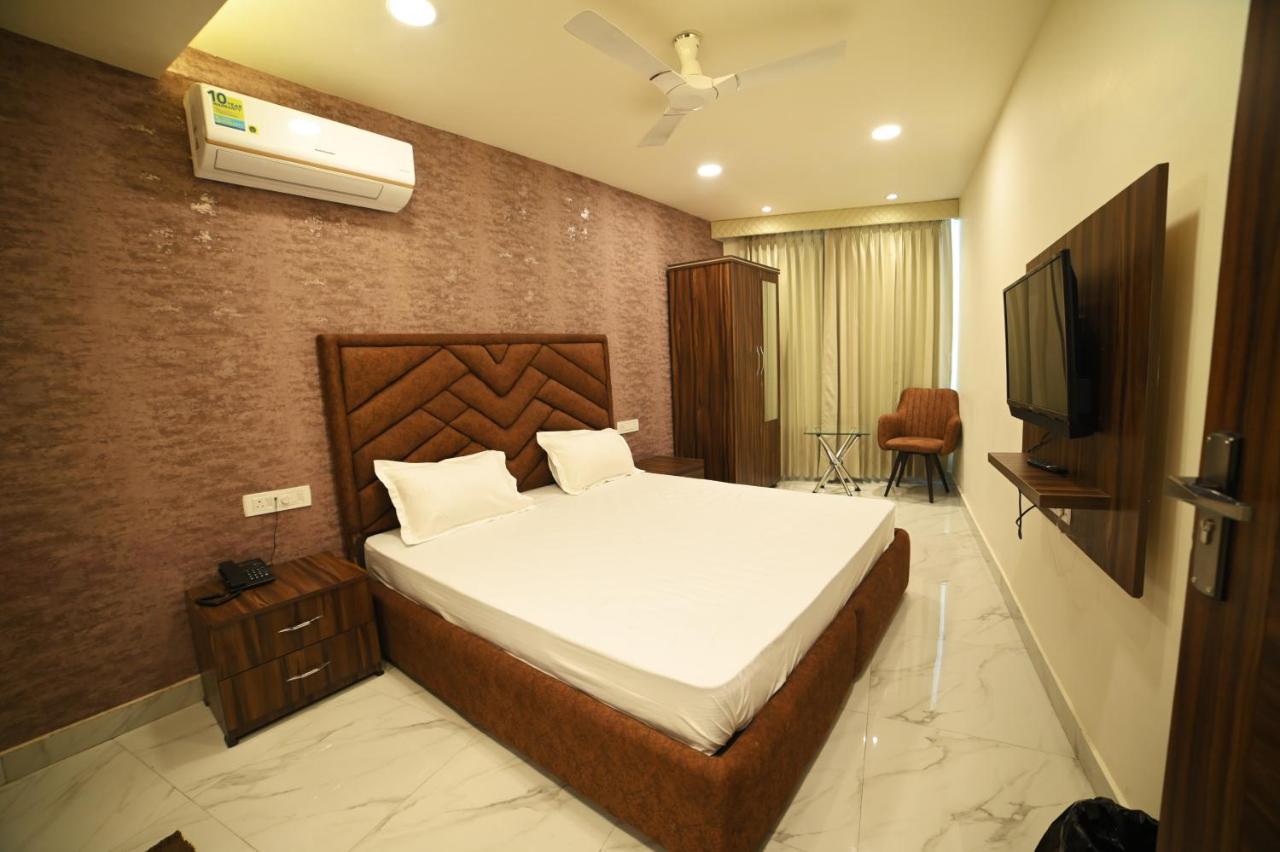Ovel Hotel Ludhiana Exteriör bild