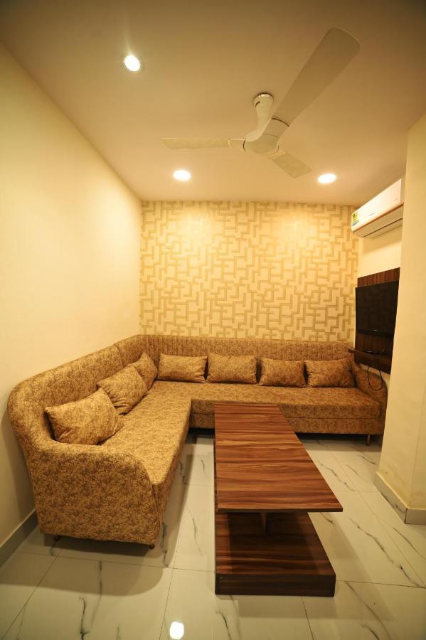Ovel Hotel Ludhiana Exteriör bild