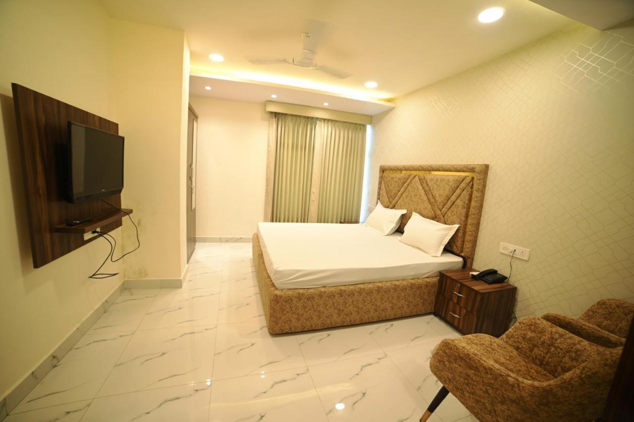 Ovel Hotel Ludhiana Exteriör bild
